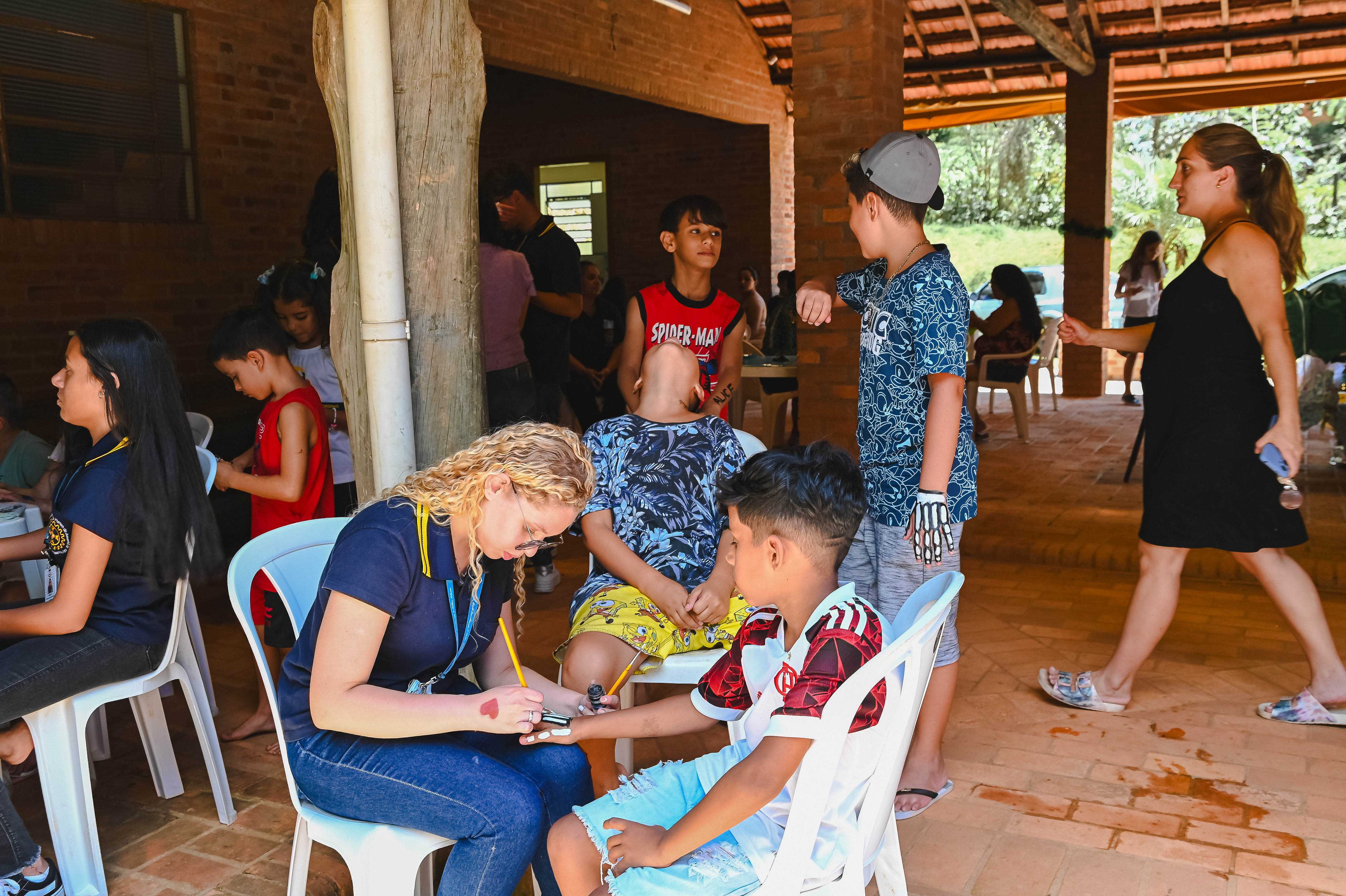 Terceira atividade de pintura no evento de Natal